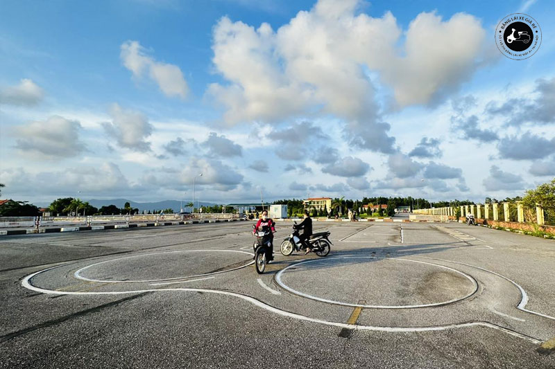 tap-thi-thuc-hanh-lai-xe-a1-banglaixegiare