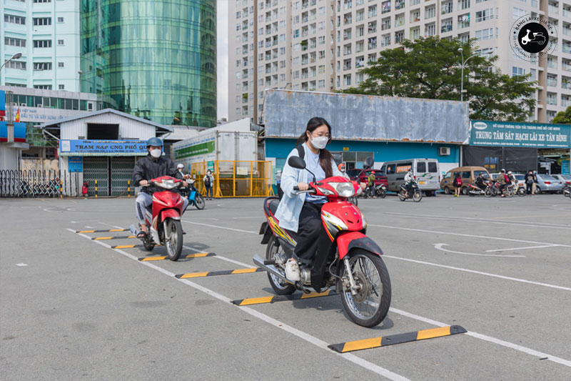 thi-thuc-hanh-lai-xe-a1-banglaixegiare