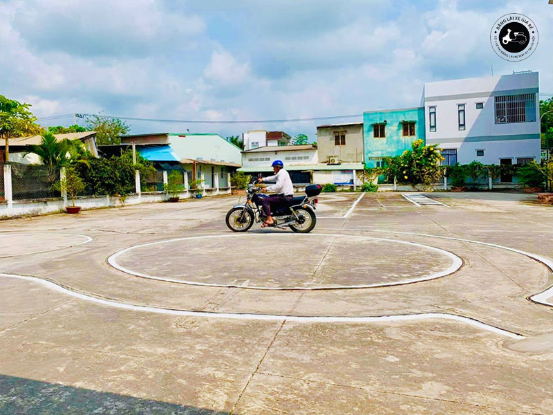 thi-thuc-hanh-lai-xe-a1-vong-so-8-banglaixegiare