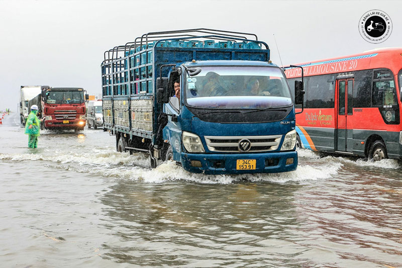 co-nen-mua-xe-tai-cho-hang-thue-banglaixegiare-4